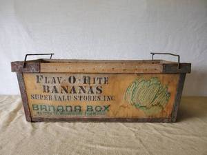 lot 78 image: Vintage Large Flav-o-Rite Banana Box with Vibrant Color