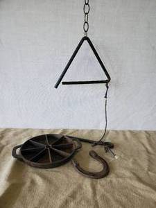 lot 79 image: Vintage Triangle Call em in for Dinner, Od Mountain Cast iron pan, Vintage Horseshoe