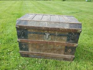 lot 84 image: Large Vintage Travlers Trunk