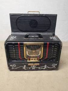 lot 160 image: Vintage Trans-Oceanic Short Wave Radio Powers up