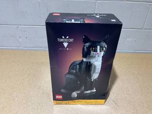 lot 224 image: LEGO Ideas Tuxedo Cat 21349