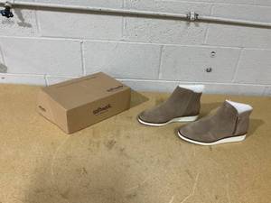 lot 303 image: SoftWalk Womens Wesley Ankle Boot- Size 10