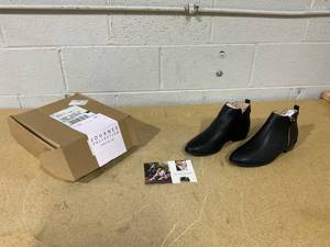 lot 305 image: Journee Ellis Zip Up Bootie In Faux Leather- Size 8.5