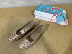 lot 315 image: Womens Baretraps Mariah Flats- Size 11M