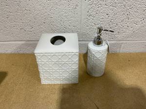 lot 477 image: 2PCS Kassatex Bathroom Accessories