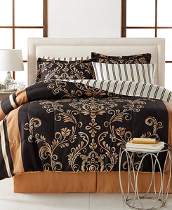 lot 466 image: 8PCS Queen Size Fairfield Square Collection Sabrina Reversible Comforter Sets