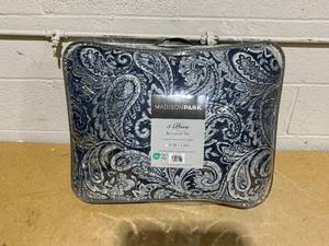 lot 72 image: 5PCS King Size Madison Park Aubrey Reversible Quilted Bedspread Set