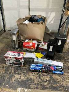 lot 900 image: Wholesale Pallet of Miscellaneous Items