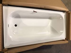 lot 14 image: Bootz Industries Aloha 60 in. x 30 in. Soaking Bathtub with Left Drain in White  Customer Returns See Pictures