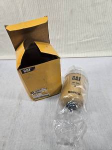 lot 21 image: Caterpillar 233-9856 Filter Element