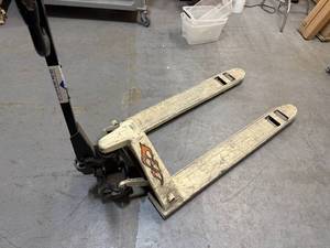 lot 32 image: Jet Pallet jack