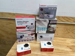 lot 218 image: Lot of 7 - Various Electronic Security Cameras