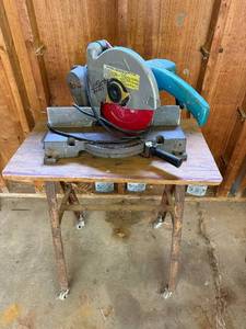 lot 7 image: Used Makita 255mm Miter Saw with Stand