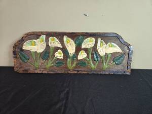 lot 20 image: Vintage Handcrafted Wooden Plaque with Calla Lily Design