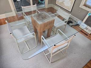 lot 26 image: Modern Glass Dining Table with 4 White Chairs - rug not inc