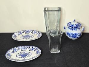lot 117 image: Sterling & Cauldon China in Blue and White Patterns and Glass Vases