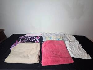 lot 125 image: Assorted Collection of Fabric Pieces Inc Towels & Lace with Varied Designs