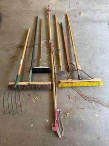 lot 163 image: Collection of Assorted Garden Tools