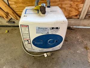 lot 187 image: Ariston GL 4 S Household Storage Tank Water Heater, 4 Gallon