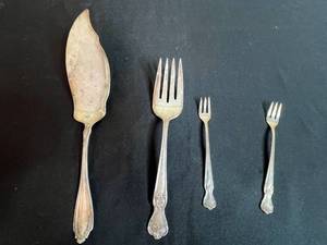 lot 196 image: Vintage Old Company Plate Silverware Set