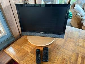lot 222 image: Vizio 21-inch LED TV with Remote Controla