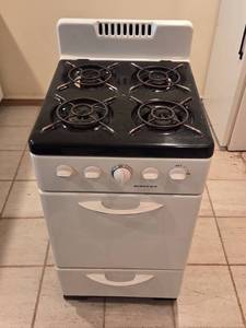 lot 235 image: Used Hardwick Gas Stove with 4 Burners