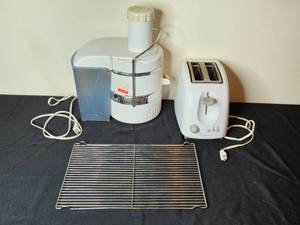 lot 237 image: Lot of Kitchen Appliances Jack LaLanne Power Juicer & Toastmaster Toaster with Grill Rack