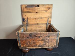 lot 266 image: Soo Line Railway Vintage Wooden Box with Hinged Lid