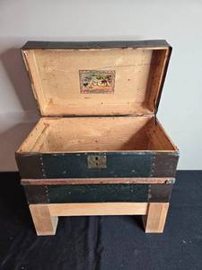 lot 269 image: Vintage Wooden Storage Trunk with Interior Art