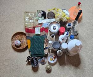 lot 278 image: Assorted Vintage Household Items Collection