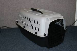 lot 1 image: New cat carrier...