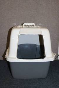 lot 2 image: New litter box...