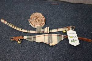 lot 26 image: Bow tie collar and leash set size s...