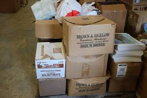 lot 90 image: Pallet of unsold and unclaimed lots...