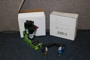 lot 101 image: 2 cases of XXL MINI TORCHES 12 torc...