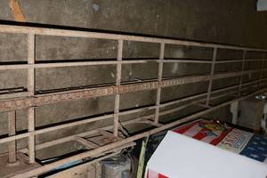 lot 120 image: 20ft Hay bail conveyor belt with mo...
