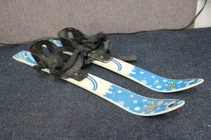 lot 144 image: Lucky Bums First Tracks kids skis...