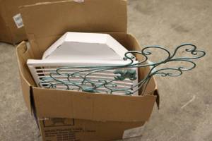 lot 151 image: box of decor...