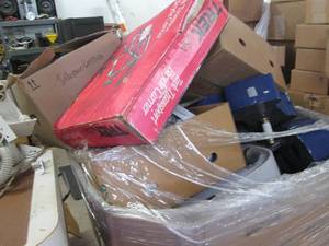 lot 184 image: Resale pallet containing neon lit l...