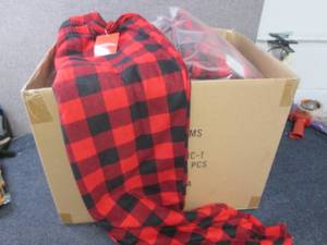 lot 203 image: Box of size 2X comfy pants...