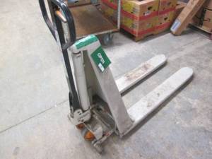 lot 207 image: Crown pallet jack in working condit...