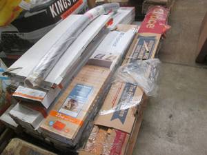 lot 226 image: Pallet of flooring including hardwo...