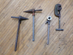 lot 15 image: 4 Heavy Duty Pipe Tools