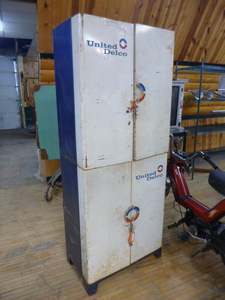 lot 20 image: Metal Cabinet
