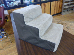 lot 120 image: Pet Steps Small Pet Stairs