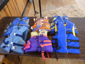 lot 147 image: 4 Youths Life Jackets