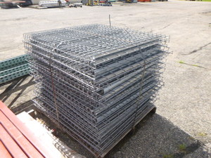 lot 4 image: 32 Pallet Racking 46 X 42 Wire Decks