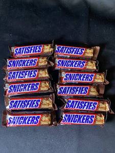 lot 9 image: A4 - 10 Snickers Candy Bars with Chocolate and Peanuts