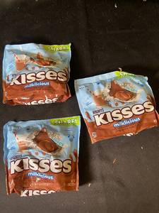 lot 31 image: L4 - Lot of 3 Hersheys Kisses Milklicious Share Bags