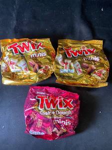 lot 32 image: L4 - Assorted Twix Minis and Cookie Dough Candy Packs